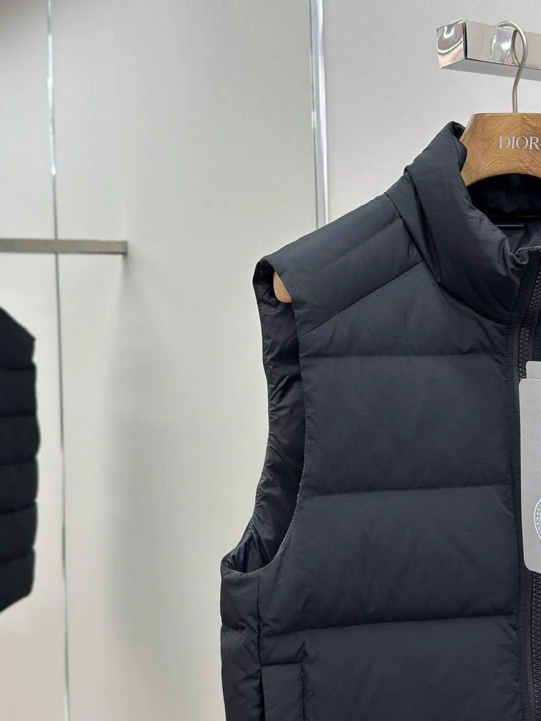 P690 CANADA GOOSE Canada Goose Badge Down Vest Fabric selection: The use of high-quality protective nylon fabric not only enhances the wear resistance of the surface, but also takes into account wind resistance, ensuring excellent performance in various harsh weather conditions.  90 national standard high-quality white duck down: selected high-loft down, weighing 160g, light and warm, with excellent temperature locking performance and good resilience.  Three-dimensional quilting process: Precision thread reinforcement to prevent velvet drilling and ensure that the fluffy and resilient elasticity lasts as new.  Details: The ribbon is woven with polyester as the base, and the brand letters are decorated on the ribbon through high-precision computer embroidery. The edges of the pattern are clear, the stitches are fine and even, and multiple layers of embroidery thread are stacked to enhance the three-dimensional effect. Accessories: One-to-one customized logo, one-to-one customized zipper puller, one-to-one customized three-label SIZE: S M L XL